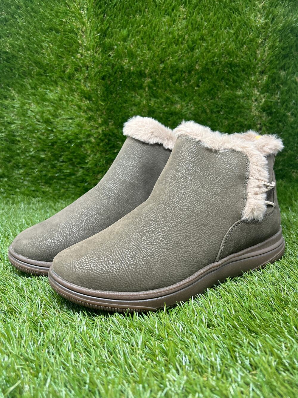 Clarks Women's 9.5W Breeze Cozy Booties Olive Ankle Boots